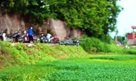 Flycam lần đầu được sử dụng giám sát khu vực cách ly tại Mê Linh