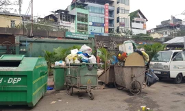 Rác chất đầy các xe của đơn vị vệ sinh môi trường