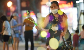 Trẻ em thích thú vui chơi tại phố đi bộ khu vực hồ Hoàn Kiếm. Ảnh: Dương Triều