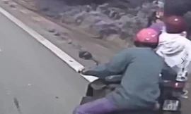 Hình ảnh anh Chiến dùng một tay kéo xe máy. Ảnh cắt từ clip