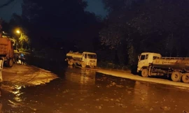 Hà Nội: Bùn thải từ bãi rác Nam Sơn tràn xuống đường trong đêm