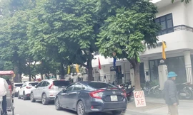 Xử phạt xong, bãi xe tự phát ở Hà Nội tiếp tục 'chặt chém'