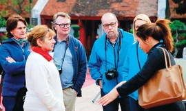 Du khách đến Văn Miếu. Ảnh: Hồng Hạnh