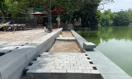 Sau kè bê tông đúc, vỉa hè, đường dạo Hồ Gươm được lát đá tự nhiên