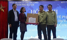 QLTT Hà Nội bàn giao hơn 100.000 khẩu trang cho cơ quan y tế