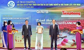 Nhà báo Phạm Thị Toan, đại diện nhóm tác giả nhận Giải B Giải Báo chí về phát triển văn hóa và xây dựng người Hà Nội thanh lịch, văn minh lần thứ IV- năm 2021
