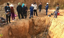 Phòng Tài nguyên & Môi trường huyện Sóc Sơn xuống hiện trường lấy mẫu xét nghiệm theo yêu cầu của cơ quan công an.