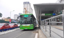 Xe buýt BRT vận hành thế nào khi có dải phân cách cứng?
