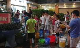 Cư dân KĐT xếp xô chờ đến lượt múc nước