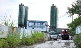 Hà Nội: Loạt trạm trộn bê tông trái phép 'án ngữ' đất dịch vụ