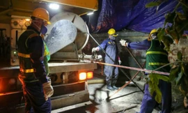 Công nhân thoát nước hút, nạo vét quanh nhà máy Rạng Đông