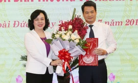 Phó Bí thư Thường Trực Thành ủy Ngô Thị Thanh Hằng trao quyết định và tặng hoa chúc mừng đồng chí Nguyễn Quang Đức. 