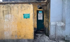 Cận cảnh loạt nhà vệ sinh công cộng 'bẩn không tưởng' giữa Thủ đô