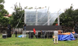 Lắp đặt màn hình lớn trước cửa nhà tiền vệ Quang Hải