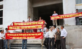 Cư dân CT5 Văn Khê căng băng rôn phản đối Chủ đầu tư chậm bàn giao quỹ bảo trì