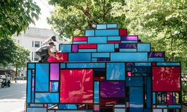 "Tháp" nghệ thuật đang được tháo dỡ