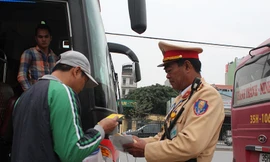 CSGT hóa trang ghi hình xử lý xe khách trước dịp Tết Nguyên đán