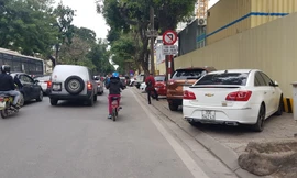 Ô tô đỗ "ngay ngắn" trên vỉa hè trước cổng đền Kim Liên (quận Đống Đa, Hà Nội)