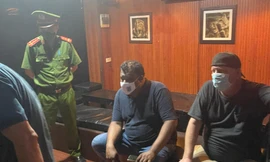 Quán rượu phục vụ khách nước ngoài lúc nửa đêm tại phố cổ. 