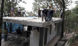 Công nhân tiến hành cưỡng chế