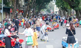Phố đi bộ quanh khu vực hồ Gươm ngày đầu mở cửa. Ảnh minh họa