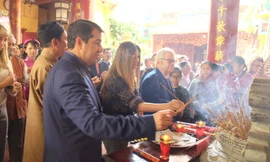 Gần 30 Đại sứ các nước đi lễ đầu năm