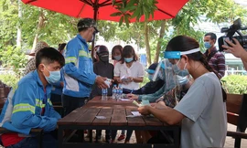 Công nhân nhận lương tại trụ sở Cty CP Tập đoàn Nam Hà Nội