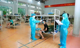 Các y bác sĩ trong một khu cách ly tại Vĩnh Phúc