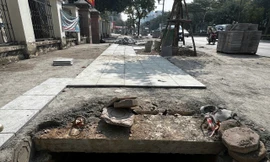 Hà Nội: Lại đào xới vỉa hè, thi công nguy hiểm 'bẫy' người dân