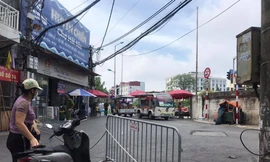 Người dân phải quay đầu tại chốt kiểm soát đầu phố Cầu Đất vì không có giấy đi đường. 