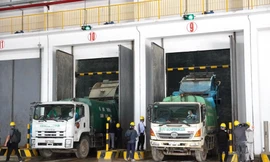 Xe chở rác phân luồng vào bể chứa rác của nhà máy điện rác Sóc Sơn