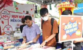 Bạn đọc thăm các gian hàng tại Hội sách Hà Nội 2022