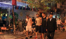 Quy định không được hoạt động sau 0 giờ khiến nhiều du khách cảm thấy dịch vụ du lịch ban đêm của Việt Nam không đáp ứng được nhu cầu của họ. Ảnh minh họa