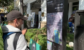 Du khách xem và góp ý kiến về bộ nhận diện thương hiệu làng nghề của Hà Nội.