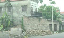 Hà Nội: Cụ ông 80 tuổi gần 40 năm mang đơn đi đòi đất bị hàng xóm lấn chiếm