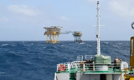 Vượt sóng lớn mang Xuân sớm đến các nhà giàn DK1