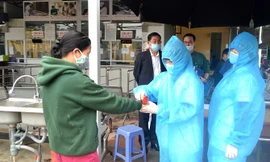 Người dân vào Bệnh viện đa khoa Sơn Tây sẽ phải đo thân nhiệt, khai báo y tế và đóng dấu xác nhận đã được kiểm soát. Ảnh: Đức Vân - Vũ Tuyết