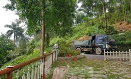 Xe tải đổ đất liên tục trong khuôn viên Resort G9