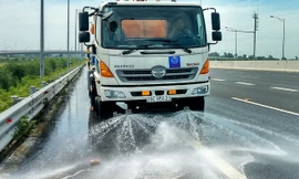 Ngày đầu Hà Nội rửa đường: Nhiều tuyến phố giảm nhiệt 3 - 5 độ C