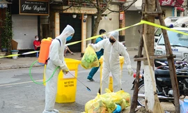 Cận cảnh khử khuẩn, xử lý rác thải trong khu cách ly ở Hà Nội