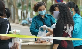 Cung cấp thực phẩm tới từng hộ dân khu cách ly phố Trúc Bạch