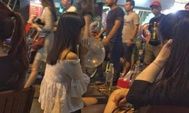 Thanh niên hút bóng cười ở phố cổ Hà Nội. Ảnh: Trần Hoàng