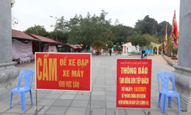 Để phòng chống Covid-19, lần đầu tiên trong hơn 50 năm chùa Hương phải đóng cửa trong ngày khai hội và trở nên vắng lặng. Ảnh: Vnexpress