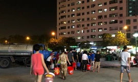 Cư dân nhiều chung cư xếp hàng chờ nước. 