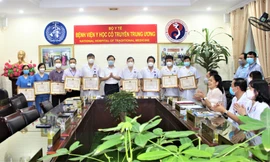 Bí thư Quận ủy Hai Bà Trưng Nguyễn Văn Nam trao Giấy khen tặng 1 tập thể và 10 cá nhân của Bệnh viện Y học cổ truyền trung ương.