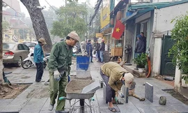 Lát đá vỉa hè trên phố Quang Trung (quận Hai Bà Trưng)