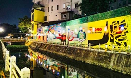 Một tuyến đường ven hồ Trúc Bạch vừa được cải tạo