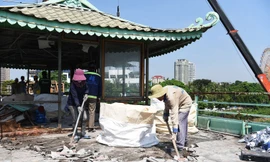 Cận cảnh dỡ bỏ 'du thuyền ma' cuối cùng trên mặt nước hồ Tây