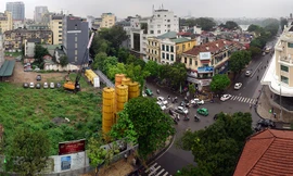 Một lô đất rộng 4.000m2 bỏ hoang giữa trung tâm quận Hoàng Kiếm. Ảnh minh họa