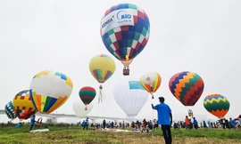 Hàng chục khinh khí cầu bay trên bầu trời Hà Nội. Ảnh: Hồng Hạnh